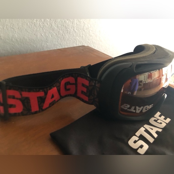 Like new gently used Stage ski goggles - Picture 5 of 6